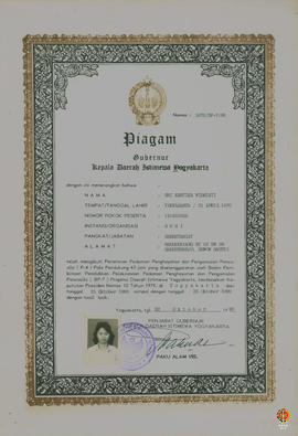 Piagam BP-7 yang ditunjukan peserta yang telah mengikuti penataran Pedoman Penghayatan & Peng...