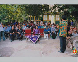 Tampak dari belakang Gubernur Provinsi DIY Sri Sultan HB X sedang bediri berbicara didepan warga ...