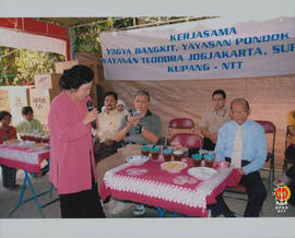Wakil dari penyumbang bantuan kepada korban gempa sedang menyampaikan sambutan. Tampak Wakil Gube...