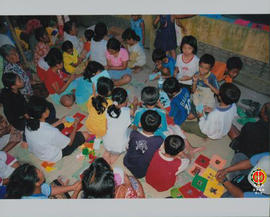 Tampak anak-anak sedang diberi kesibukan untuk mewarnai gambar, supaya bisa melupakan trauma gemp...