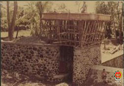 Tampak pekerja sedang menyelesaikan steiger (bangunan peninggi air)