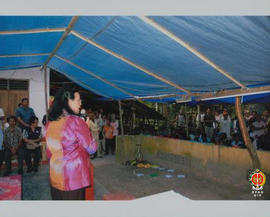 Tampak dari belakang GKR Hemas, istri dari Gubernur Provinsi DIY Sri Sultan HB X sedang berdiri b...