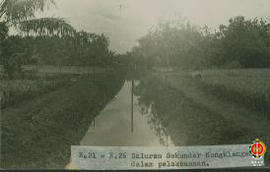 K.21-K.26. Saluran sekunder Kongklangan dalam pelaksanaan. Tampak saluran air yang sudah dibersih...