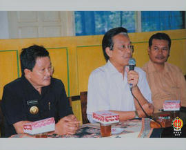 Gubernur Provinsi DIY, Sri Sultan HB X sedang berbicara sambil memegang mikrophon didampingi Bupa...