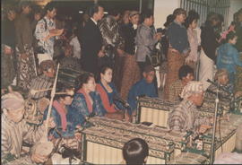 Para niyaga dan waranggana Puro Pakualaman  yang hendak memainkan gamelan dalam rangka peringatan...