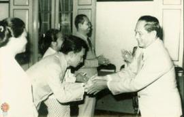 Drs. Sukiswo, Sekwilda Kabupaten Dati II Gunung Kidul yang baru dilantik mendapat ucapan selamat ...