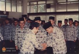 Selesai upacara Drs. Suprastowo, Sekwilda DIY memberi ucapan selamat kepada Pengurus KORPRI yang ...