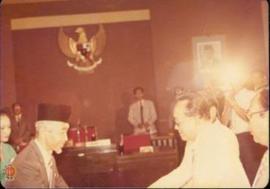 Pimpinan Sidang sedang menyerahkan acara sidang kepada anggota DPRD DIY hasil pemilu 1982 yang te...