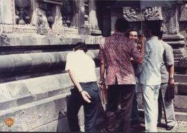 Gubernur Propinsi Ismailia, Dr. Ahreed a. Gluki sedang mengamati relief candi Prambanan