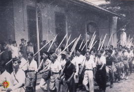 Panglima Besar Jenderal Soedirman didampingi Drs. Moh. Hatta sedang memberikan penghormatan balas...