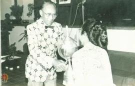 Wakil Gubernur DIY, Sri Paduka Paku Alam VIII menyerahkan piala kepada pemenang lomba dalam rangk...