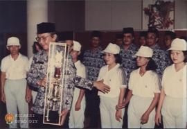 Penerimaan piala yang diwakili oleh salah satu anggota KORPRI.