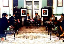 Pejabat Gub DIY Sri Paduka PA VIII sedang berdialog dengan tamu di dampingi rombongan gedung wilis