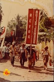 Para penari menyajikan tarian tradisional.