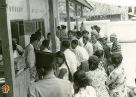 Para tamu sedang menyaksikan pameran bahan pakaian, kerajinan, dan usaha peternakan.