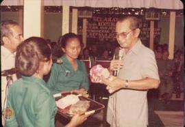 Menteri KLH  Emil Salim dan Kepala BKKBN Haryono Suyono  sedang melihat hasil produksi  dari Kab....