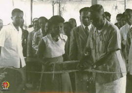 Bupati Sleman disaksikan para tamu sedang melakukan pengguntingan pita.