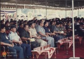 Tamu undangan sedang mendengarkan sambutan.