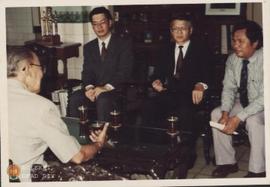 Delegasi Joint Comitte Kyoto Perfecture sedang serius mendengarkan pembicaraan Sri Paku Alam VIII...