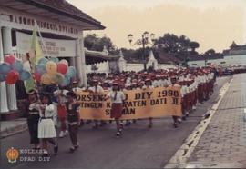 Peserta memasuki tempat upacara. Tampak  kontingen Porseni SD dari Kabupaten Sleman melewati depa...