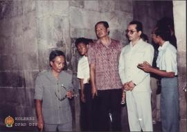 Di dalam candi Prambanan Gubernur Propinsi Ismailia, Dr. Ahreed a. Gluki sedang mendapat penjelas...