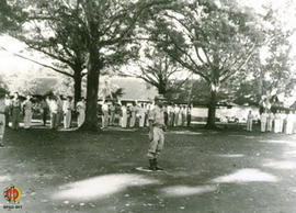 Komandan Pasukan P.K.D sedang memberikan laporan.