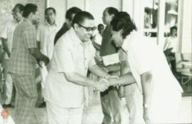 Ketua PWI Jussac MR sedang berjabat tangan dengan Setwilda Propinsi DIY Drs. Mulyono Mulyadi