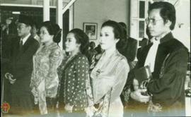 Tiga pejabat yang dilantik sedang menjalani Sumpah Jabatan.