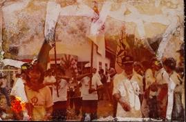 Rombongan pembawa bendera dan tandu berangkat ke Desa Piyungan.