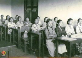 Para peserta rapat sedang men-dengarkan penjelasan yang diberikan oleh Kepala Djawatan Penerangan...