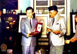 Tamu sedang menunjukkan cindera mata kepada rombongan pemberian dari pejabat Gubernur DIY Sri Pak...