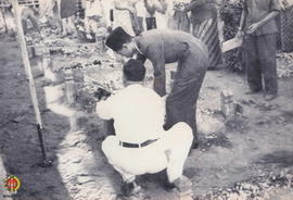 Panglima Besar Jenderal Soedirman berziarah di Taman Makam Pahlawan dan sedang meletakan karangan...