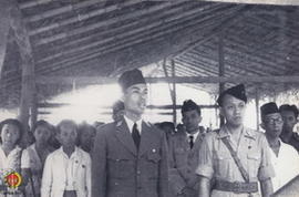 Panglima Besar Jenderal Soedirman didampingi  Paku Alam VIII dalam upacara peletakan batu pertama...