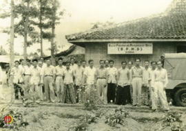 Rombongan utusan instansi-instansi dan para anggota berfoto di depan kantor Badan Permusyawaratan...
