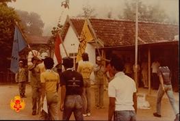 Penyerahan bendera dan tandu dari petugas kepada pembawa tandu dan bendera.