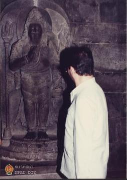 Gubernur Propinsi Ismailia, Dr. Ahreed a. Gluki sedang memperhatikan sebuah patung di candi Pramb...