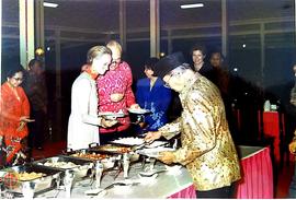 Pejabat Gubernur DIY Sri Paku Alam VIII dan Presiden Bank Dunia beserta Istri sedang mengambil ma...