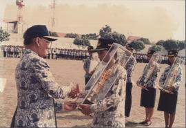 Penyerahan Tropi kepada pemenang lomba dalam rangka memperingati HUT KORPRI.