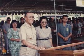 Penjabat Gubernur DIY Sri Paduka Paku Alam VIII didampingi Menteri Sosial Haryati Soebadio memenc...