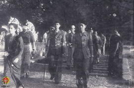 Panglima Besar Jenderal Soedirman dan  Sultan HB IX sedang berziarah ke Taman Makam Pahlawan (TMP).