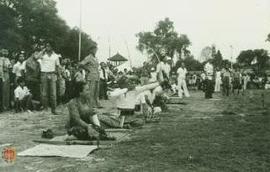 Bapak Sutrisno (tengah) sedang beraksi pada lomba panahan di lapangan Badung, Denpasar Bali