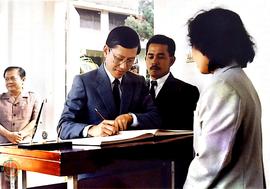 Tamu asing sedang menuliskan dalam buku tamu atas kunjungannya.