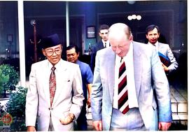 Sri Paduka Paku Alam VIII beserta Sekwilda Propinsi DIY drs.Suprastowo mengantar Menetri Luar Neg...