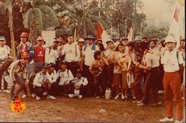 Para peserta napak tilas berfoto bersama.