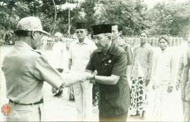 Wakil Kepala Daerah Propinsi DIY Sri Paduka Paku Alam VIII sedang menyerahkan buku register serti...