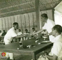 Pemberian hadiah kepada Kalurahan Sendangsari Kapanewon Minggir sebagai pemenang ketiga dalam Per...