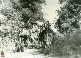 Warga Desa Kenteng Wungu Patran sedang melaksanakan kerja bakti/ gotong royong memperbaiki Jalan ...