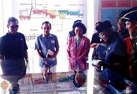 Wakil Presiden beserta rombongan dan Pejabat Gubernur DIY Sri Paduka PA VIII sedang melihat maket...