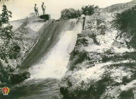 Dam Djongino di sungai dekat Desa Banteng dilihat dari bawah.