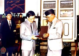 Pejabat Gub DIY Sri Paduka PA VIII sedang menyerahkan cindera mata